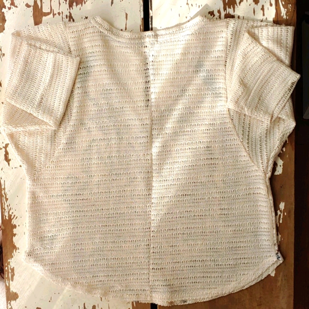 Eyeshadow Worship The Sun Batwing Crochet V-Neck - Picture 14 of 16